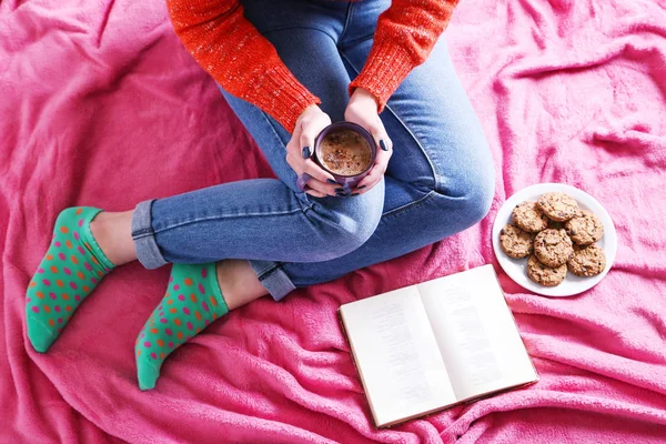 Woman with cup of coffee — Stock Photo, Image