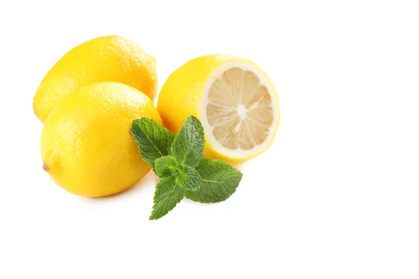 Foglie di menta e limoni freschi — Foto Stock