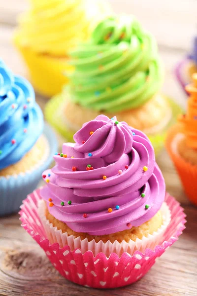 Smakelijke kleurrijke cupcakes — Stockfoto