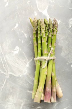 Taze yeşil asparaguses