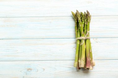 Taze yeşil asparaguses