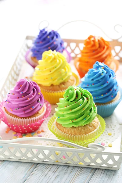 Sabrosos cupcakes en bandeja — Foto de Stock