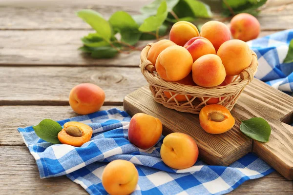 Frutas maduras de albaricoques —  Fotos de Stock