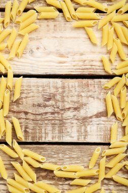 Makarna penne kahverengi ahşap tablo