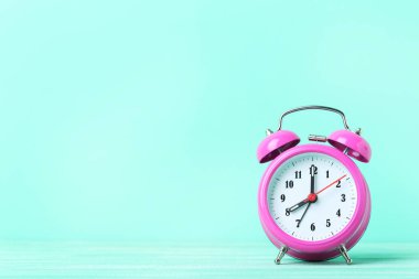 Pembe alarm saati 
