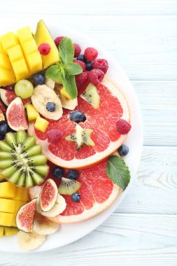 Taze meyve salataları