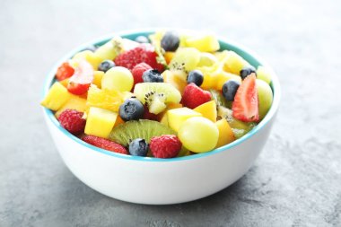 Taze meyve salataları