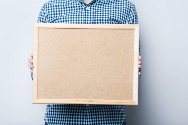 Erkek holding ahşap çerçeve eller