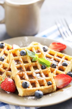 Böğürtlenli ev yapımı waffle. 