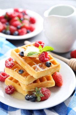 Böğürtlenli ev yapımı waffle. 