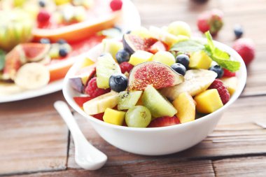 Taze meyve salataları