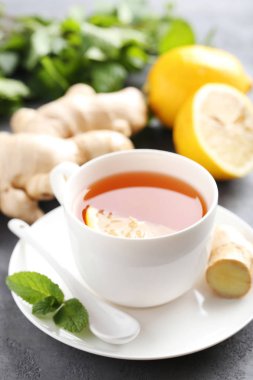 Bir fincan naneli ve limonlu çay.