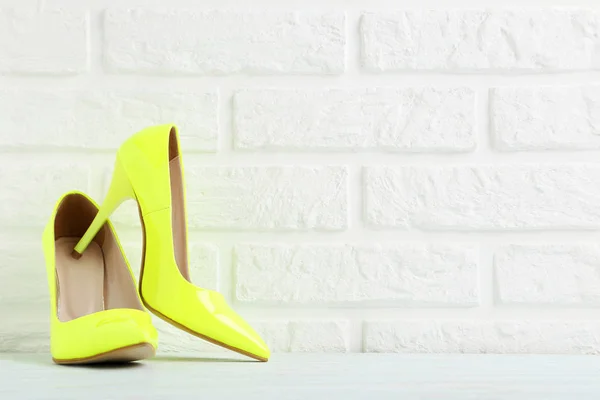 Pair of women's high-heeled shoes — Stock Photo, Image