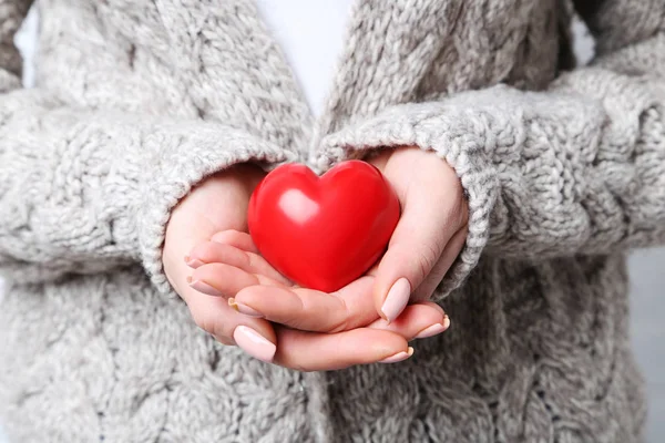 Femeie care ține inima roșie — Fotografie, imagine de stoc