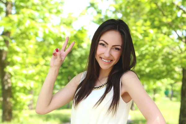 Jeune belle femme en robe debout dans le parc — Photo