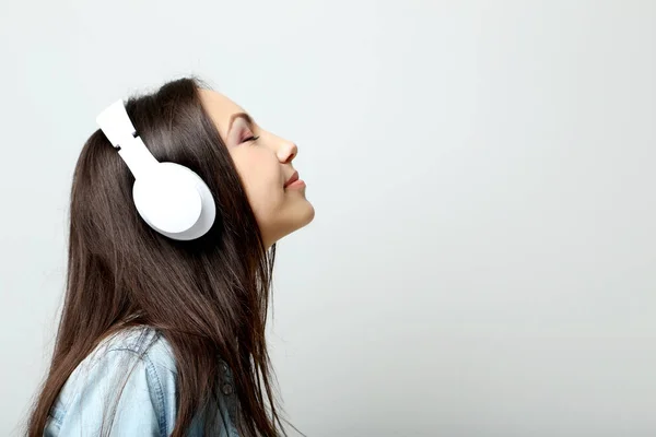 Jeune belle femme écoutant de la musique avec écouteurs — Photo