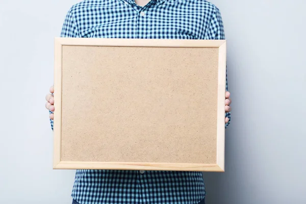 Erkek holding ahşap çerçeve eller