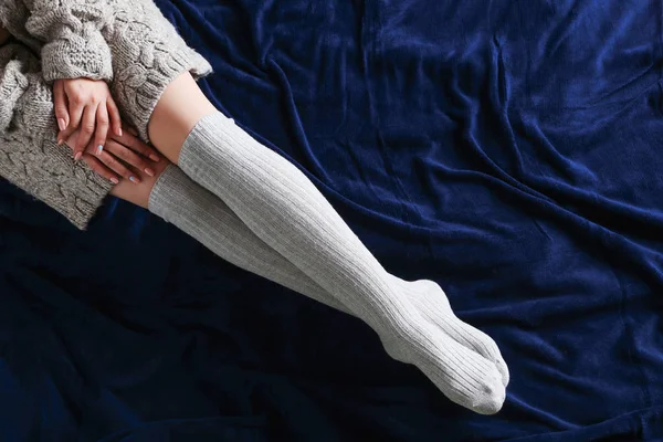 Yatakta oturan kadın.