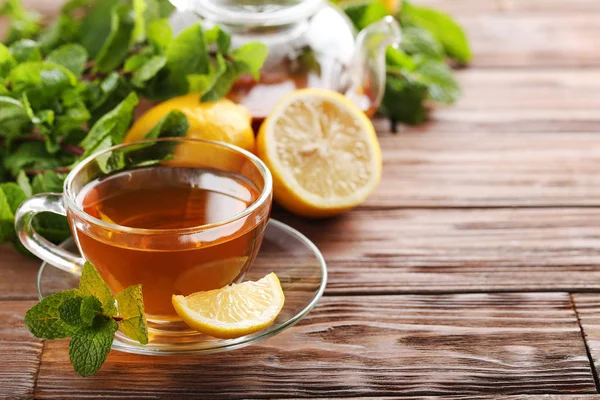 Taza de té con menta y limón — Foto de Stock