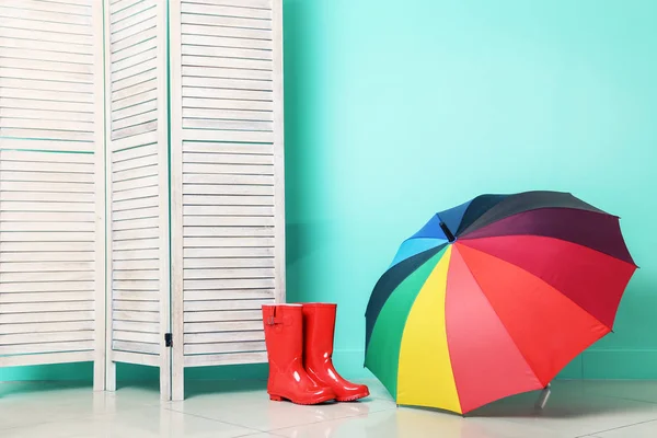 Botas rojas con paraguas — Foto de Stock