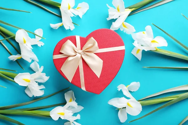 Beyaz Iris çiçek hediye kutusu ile — Stok fotoğraf