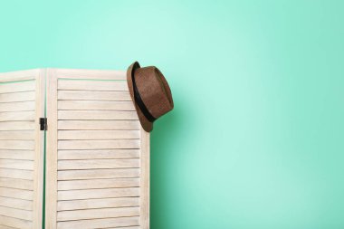 Ahşap katlanır ekran üzerinde asılı şapka