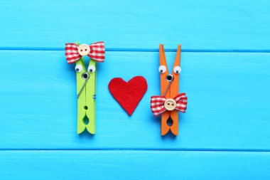 Mavi ahşap masa üzerinde plastik clothespins dönüştürün