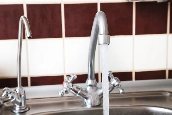 Akan su ile mutfak musluk — Stok fotoğraf