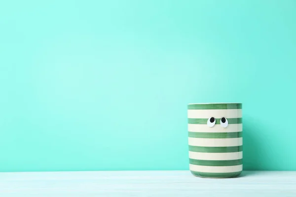 Striped cup with googly eyes — Stock Photo, Image