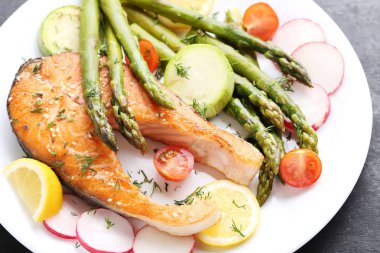 Biftek, kuşkonmaz ile Somon