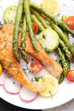 Biftek, kuşkonmaz ile Somon