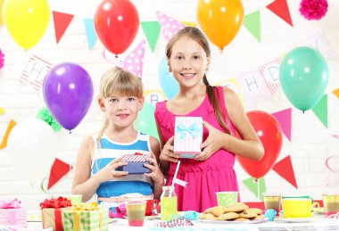 Mutlu kız hediye kutuları tutarak