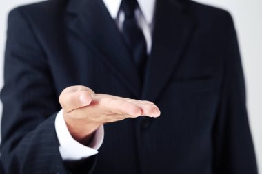 El ile gesticulating iş adamı 