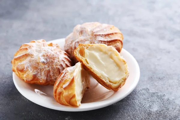 Profiteroles caseiros com creme — Fotografia de Stock