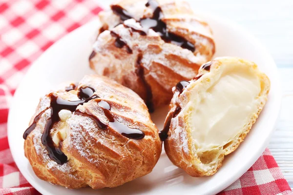 Profiteroles buatan sendiri dengan krim — Stok Foto