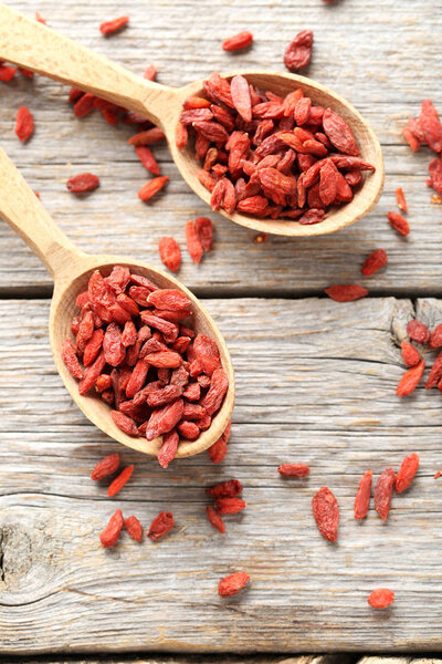 Dry goji berries in spoons