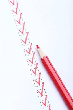 beyaz kağıt üzerinde kırmızı kalem