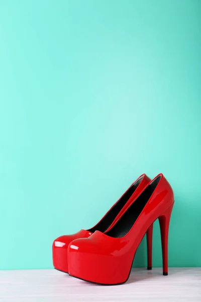 Czerwony kobiece buty obcasie — Zdjęcie stockowe