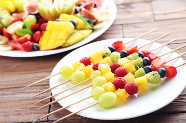 Taze meyve şiş üzerinde 