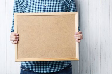 Erkek holding ahşap çerçeve eller