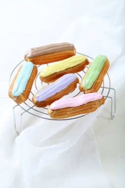 Eklerleri renkli sır ile 