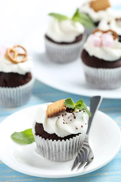 Weiße Teller mit leckeren Schokolade-Cupcakes — Stockfoto