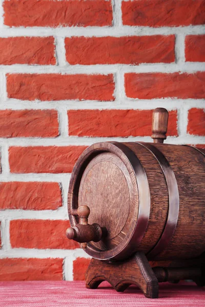 Barril de madera con anillos de hierro — Foto de Stock