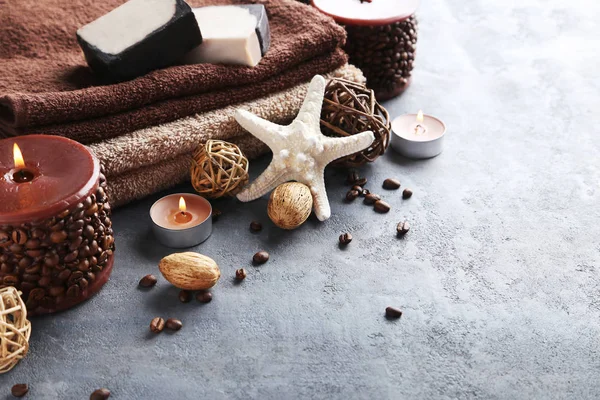 Lichaam handdoeken voor de badkamer met kaarsen — Stockfoto