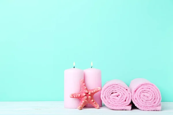Полотенца для ванной комнаты со свечами и морской звездой — стоковое фото