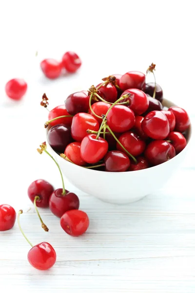 Cerises mûres rouges dans un bol — Photo