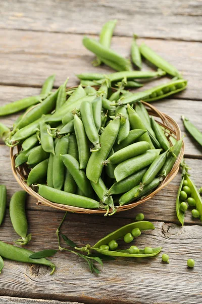 Pois verts dans un bol en osier — Photo