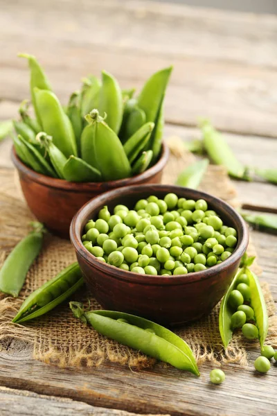 Grüne Erbsen auf Schalen — Stockfoto