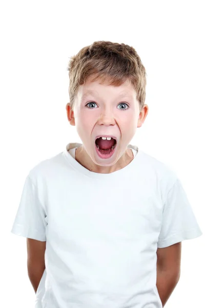 Портрет емоційного маленького хлопчика на білому тлі — стокове фото