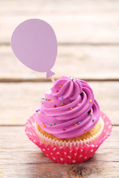 Sabroso cupcake decorado con globo de papel — Foto de Stock